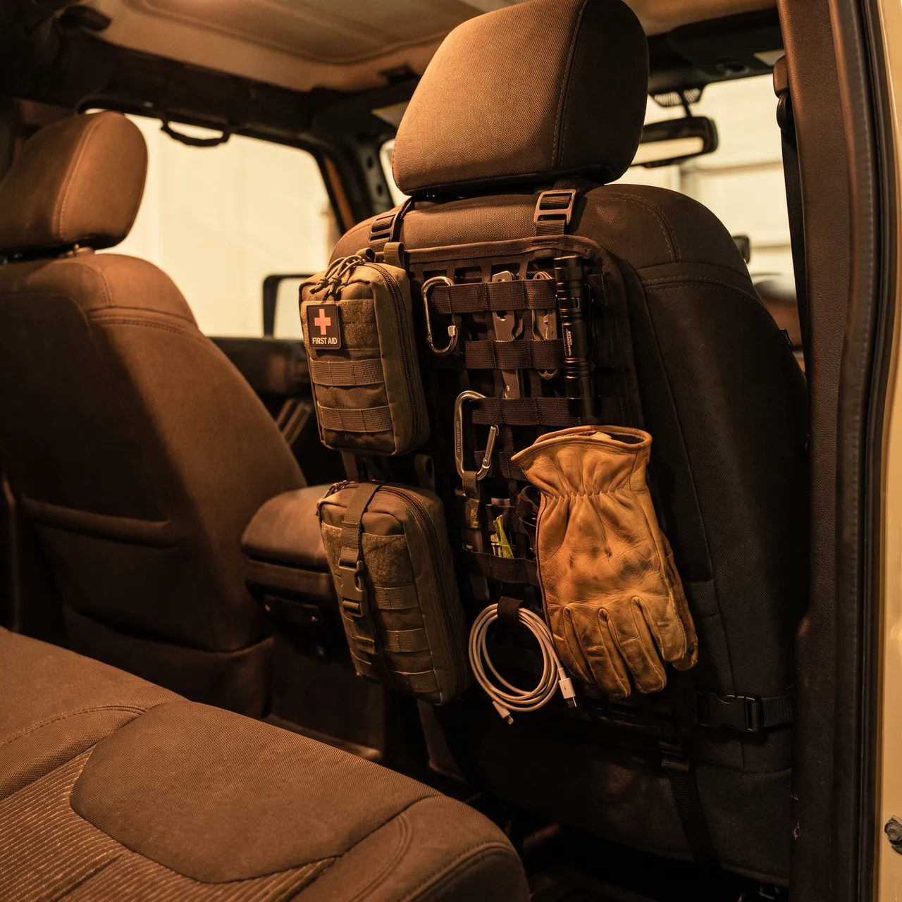 Adjustable buckle mounting straps